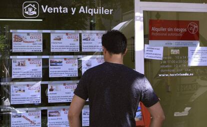 Un hombre mira el escaparate de una inmobiliaria en Madrid.