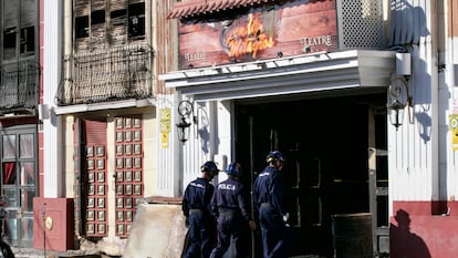 Agentes de la Policía Judicial acceden a la discoteca Fonda Milagros de Murcia el pasado octubre.