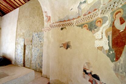 Pequeña ermita de Perazancas de Ojeda que conserva un singular y casi único en la zona conjunto de pinturas murales románicas. Habitualmente cerrada, cuenta con un custodio.