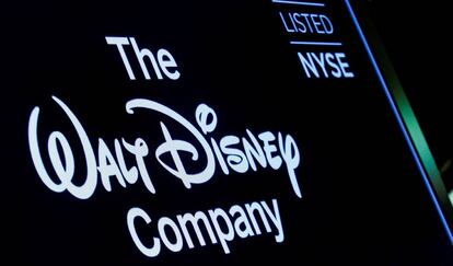 Una pantalla muestra el logo de Walt Disney Company, en Nueva York (EE UU).
