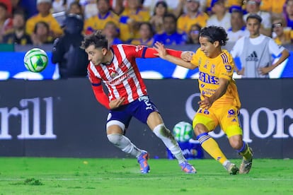 Alan Mozo y Diego Lainez en la final de ida de la Liga MX entre las Chivas y Tigres