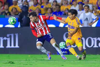 Alan Mozo y Diego Lainez en la final de ida de la Liga MX entre las Chivas y Tigres