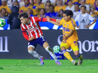 Alan Mozo y Diego Lainez pelean por el balón, en la final de ida de la Liga MX.