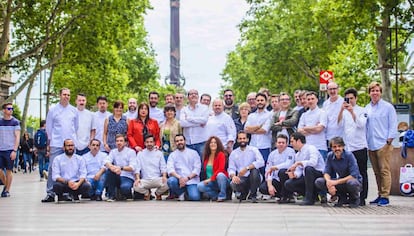 Fotografia de família dels cuiners que participen en la fira.