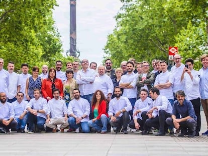 Fotografia de família dels cuiners que participen en la fira.