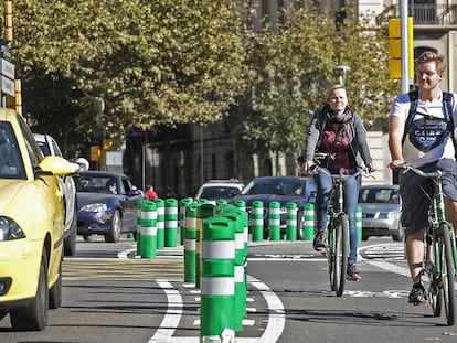 Dos ciclistes a Barcelona.