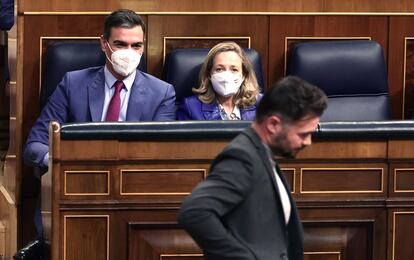 El portavoz de ERC en el Congreso, Gabriel Rufián, pasa por delante de la bancada del Gobierno con el presidente, Pedro Sánchez, y la vicepresidenta, Nadia Calviño, en primera fila.