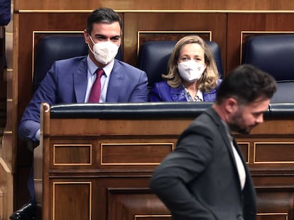 El portavoz de ERC en el Congreso, Gabriel Rufián, pasa por delante de la bancada del Gobierno con el presidente, Pedro Sánchez, y la vicepresidenta, Nadia Calviño, en primera fila.