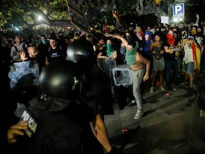Los manifestantes se enfrentan a la policía frente al Parlamento catalán en el primer aniversario del 1 de octubre en Cataluña. 