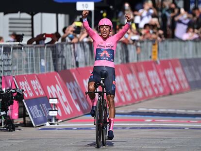 Egan Bernal celebra su triunfo en el Giro de Italia este domingo.
