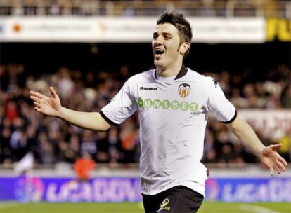 El delantero del Valencia, David Villa, celebra su gol ante el Getafe.- El asturiano es de nuevo el máximo goleador de la Liga