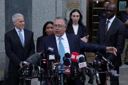 Marc Agnifilo, abogado de Sean Combs, habla ante la prensa tras conocerse el veredicto de su cliente, el 2 de julio de 2025.