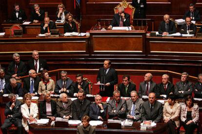 Silvio Berlusconi, flanqueado por sus ministros, ayer durante su comparecencia en el Senado.