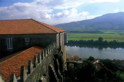 Vista sobre el Miño desde la catedral-fortaleza de Tui, del siglo XII.