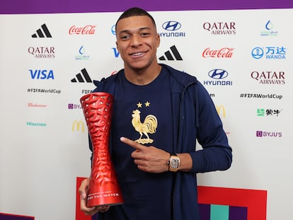 Kylian Mbappe posa con el Trofeo Budweiser al Jugador del Partido tras el partido del Grupo D de la Copa Mundial de la FIFA Qatar 2022 entre Francia y Australia.
