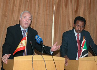 El ministro de Exteriores, Miguel Ángel Moratinos, junto a su homólogo sudanés, Mustafa Osman Ismail, en Jartum.