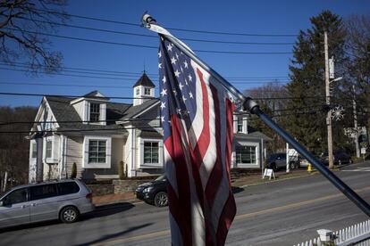 Chappaqua un pequeño núcleo comercial rodeado de una gran zona residencial, de casa lujosas y naturaleza. Forma junto a Millwood el municipio de New Castle y es el lugar que escogieron los Clinton para su nueva vida tras la Casa Blanca.