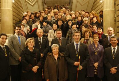 El colectivo de andereños pioneras posa tras recibir la Medalla de Oro de Guipúzcoa de manos del diputado general, Markel Olano.