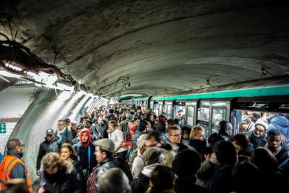 Multitud de viajeros intentan subirse a un tren en la estación de metro Chatelet en París (Francia), durante una huelga de operadores y empleados de la compañía ferroviaria estatal francesa SNCF en protestas por los planes de reforma de las pensiones del Gobierno francés.