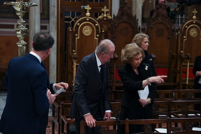 Los reyes eméritos de España, Juan Carlos y Sofía, conversan en el interior de la catedral metropolitana de Atenas.  
