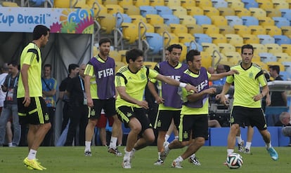 Javi Martínez presiona a Koke durante el entrenamiento.