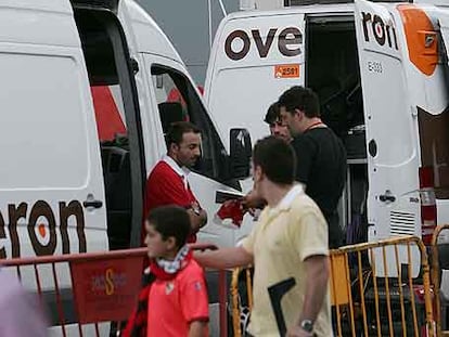 Unidades móviles de Mediapro, en el campo del Sevilla.