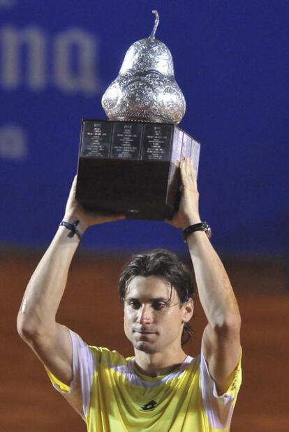El tenista español David Ferrer muestra el trofeo tras vencer a su compatriota Nicolás Almagro en la final del Abierto Mexicano de Tenis.