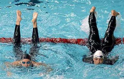 La española Nina Jivanevskaia, a la izquierda, junto a Hlavackova, tras ganar la medalla de oro.