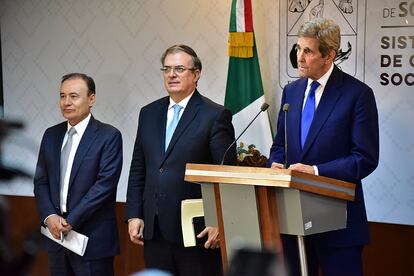 El enviado para el clima de la Casa Blanca, John Kerry, da una conferencia de prensa junto al gobernador de Sonora, Alfonso Durazo, y el canciller mexicano, Marcelo Ebrard, este viernes en Hermosillo, Sonora (México). 