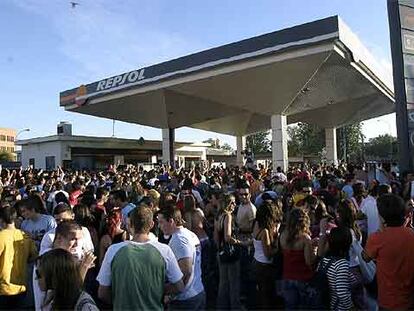 Cientos de jóvenes celebran un <i>botellón</i> el pasado jueves cerca de una gasolinera en Sevilla.