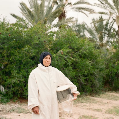 Aquí todos recuerdan el declive de la población de abejas de los años 80 y 90, debido al uso de insecticidas. El oasis Skoura es un lugar que podría desaparecer por la extinción de las abejas. De ahí que Zakia, la apicultora, las proteja con esmero. Abril de 2022.