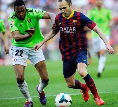 Iniesta conduce la pelota ante el francés Lòties.