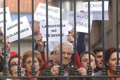 Un grupo de manifestantes durante el abucheo a la ministra de Cultura, Carmen Calvo, en Valladolid en protesta por la decisión del Gobierno de devolver a Cataluña los papeles incautados y depositados en el Archivo de Salamanca.