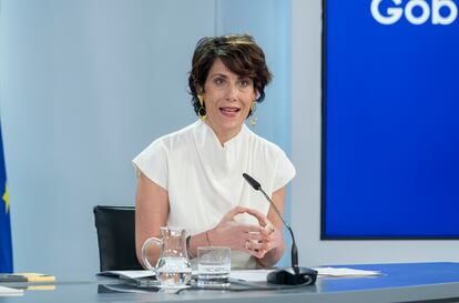 La ministra de Inclusión, Seguridad Social y Migraciones, Elma Saiz, durante la rueda de prensa posterior al Consejo de Ministros, en el Complejo de la Moncloa, este martes.