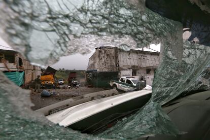 Fotografía de la estación de policía que fue hostigada por disidentes de las FARC este lunes, en Morales, (Cauca).