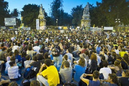 Multitud concentrada anoche ante las puertas del Parlamento catalán.