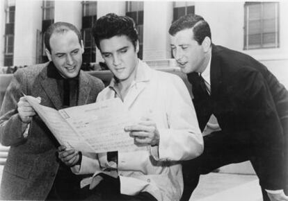 Jerry Leiber (a la derecha) junto a Elvis Presley (en el centro) y Mike Stoller (izquierda).