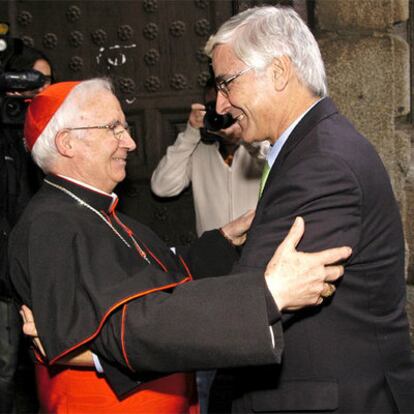 El presidente de Castilla-La Mancha, José María Barreda, felicita al arzobispo de Toledo, Antonio Cañizares.