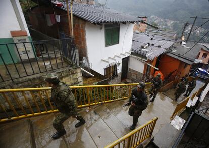 Soldados realizan un patrullaje durante el 'paro armado' del Clan del Golfo en Medellín (Colombia), en mayo de 2022.