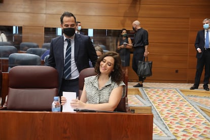 La presidenta de la Comunidad de Madrid, Isabel Díaz Ayuso, y el vicepresidente de la Comunidad, Ignacio Aguado, con mascarilla, en una sesión de control al Gobierno en la Asamblea de Madrid.