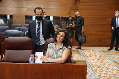 La presidenta de la Comunidad de Madrid, Isabel Daz Ayuso, y el vicepresidente de la Comunidad, Ignacio Aguado, con mascarilla, en una sesin de control al Gobierno en la Asamblea de Madrid.