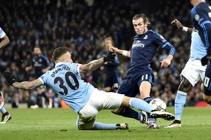 Bale, del Real Madrid, ante Otamendi, del Manchester City, en el partido de ayer.