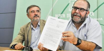 El director general de Memoria Democrática, Luis Naranjo Cordobés, y el representante de la Oficina de Vicepresidencia, José Vicente Pérez, muestran el comunicado entregado en el juzgado.