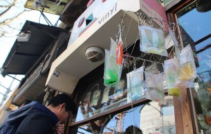 Puesto de los ccteles en bolsas en el barrio de Hongdae.