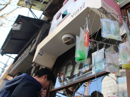 Puesto de los cócteles en bolsas en el barrio de Hongdae.