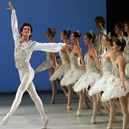 El bailarín José Martínez, junto con sus compañeros del Ballet de la Ópera de París, en el Teatro Real.