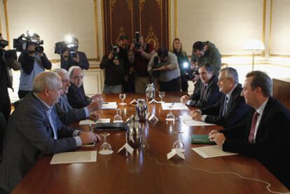 De izquierda a derecha, Carbonero, Herrero, Pastrana, Gómez, Griñán y Recio, durante la reunión en Sevilla sobre medidas de empleo.