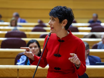 La ministra de Inclusión, Seguridad Social y Migraciones, Elma Saiz, durante una sesión de control al Gobierno en el Senado, en Madrid.