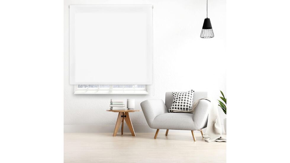 Este estor enrollable tiene un diseño minimalista.
