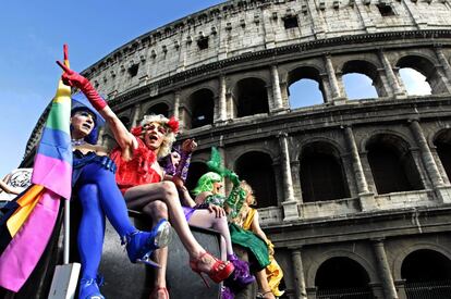 Participantes del desfile del Orgullo en Roma frente al Coliseo, en 2011.